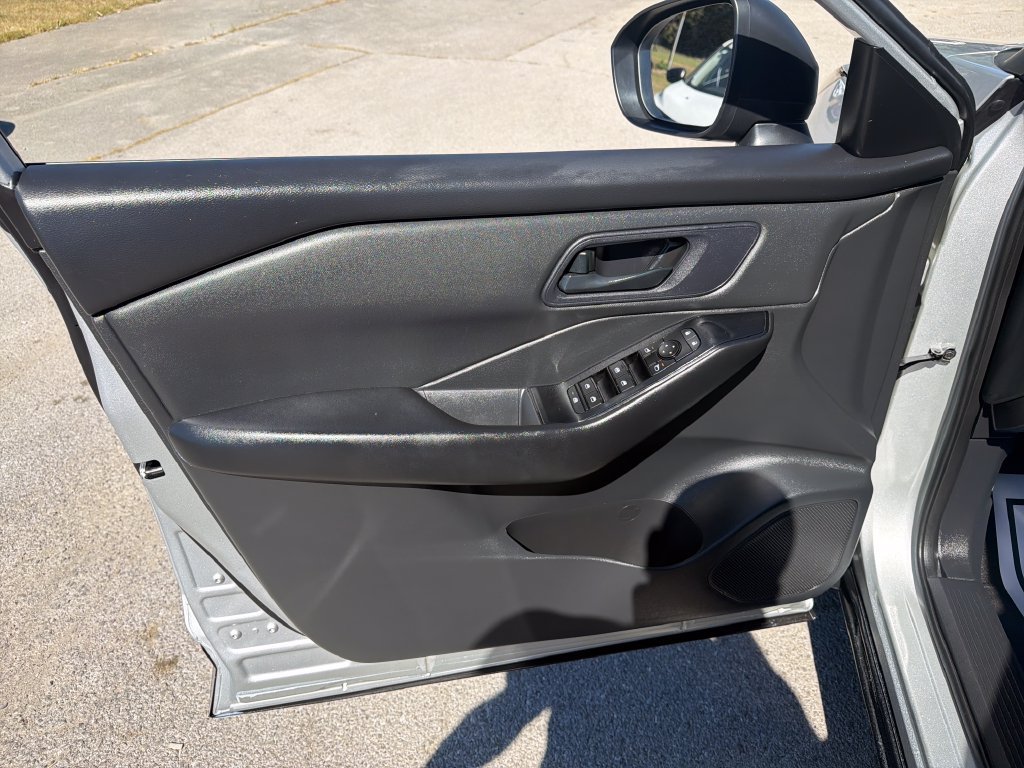 Used 2024 Nissan Rogue S AWD/4WD image 12