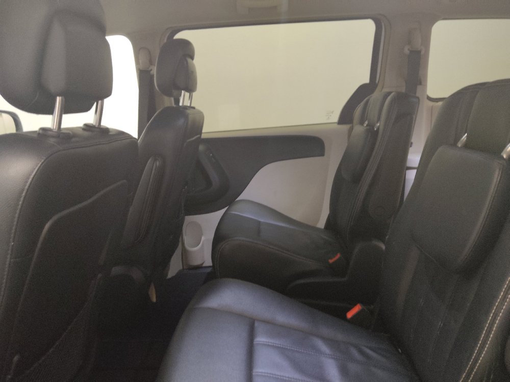 Used 2016 Chrysler Town & Country Touring FWD image 18