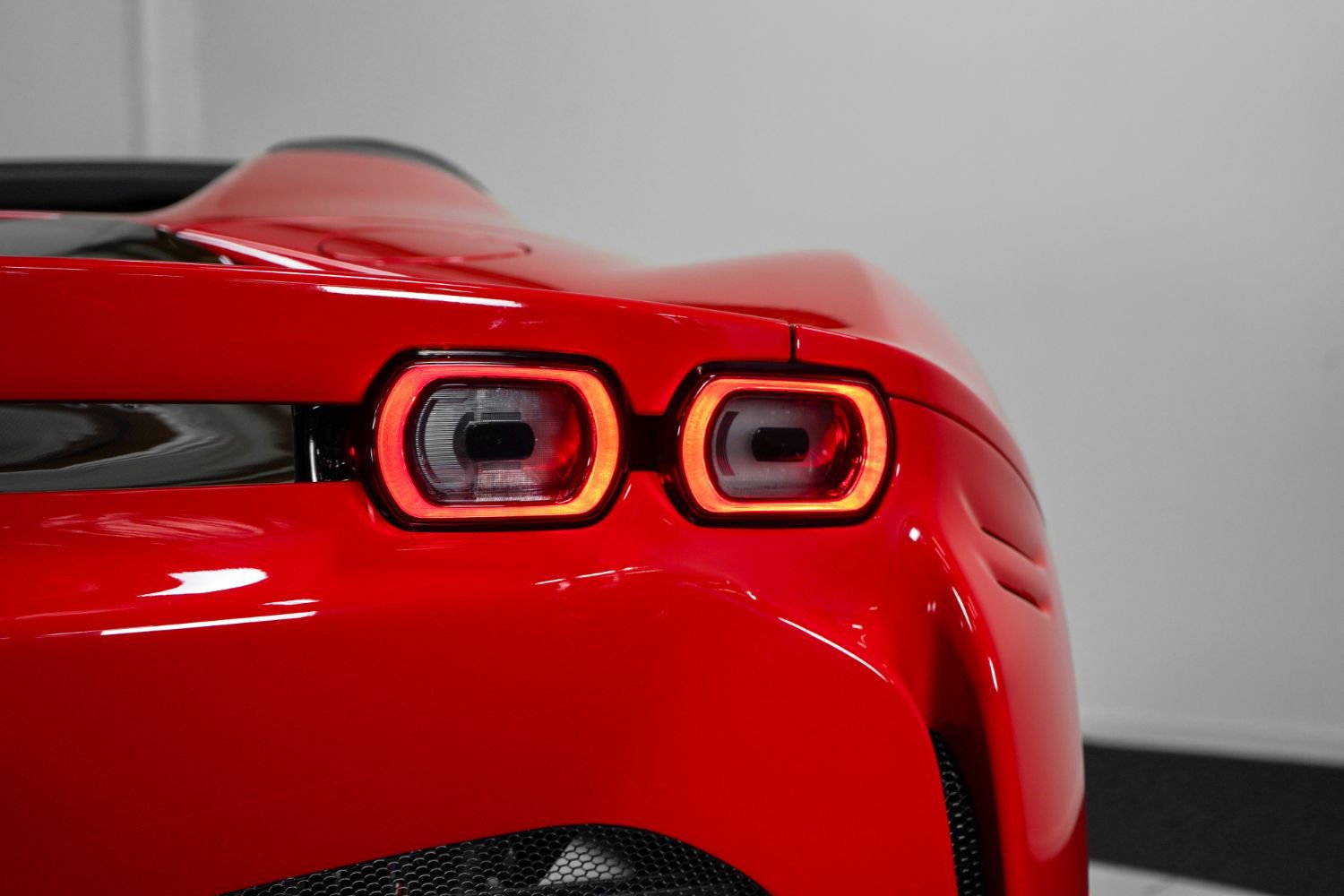 Used 2022 Ferrari SF90 Spider image 27