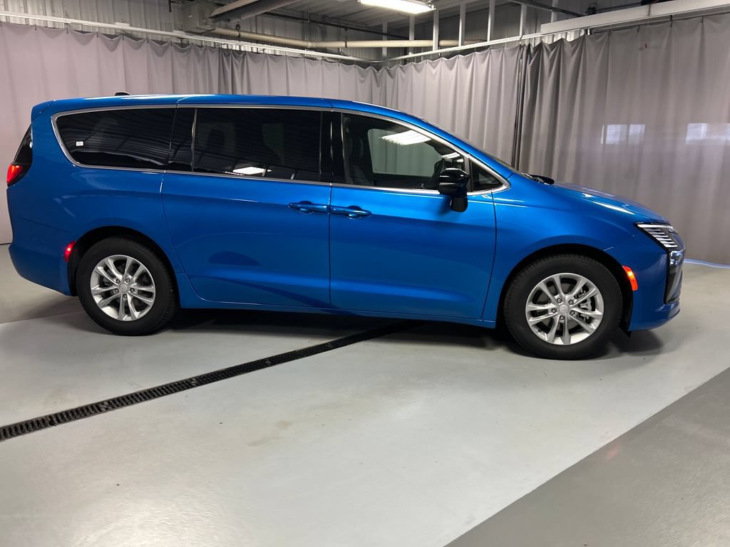 New 2027 Chrysler Pacifica Select FWD image 8