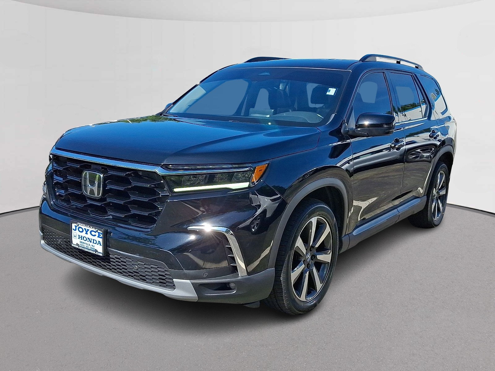 Certified 2025 Honda Pilot Touring image 4