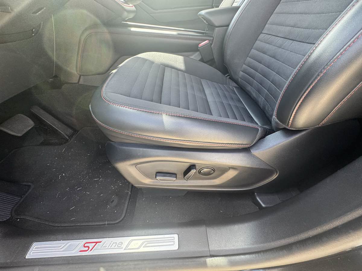Used 2025 Ford Explorer ST-Line w/ ST-Line Street Pack AWD/4WD image 13
