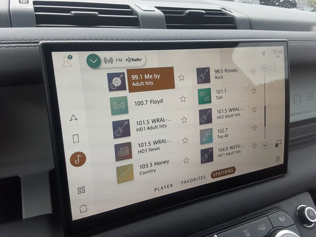 New 2024 Land Rover Defender 110 SE image 22