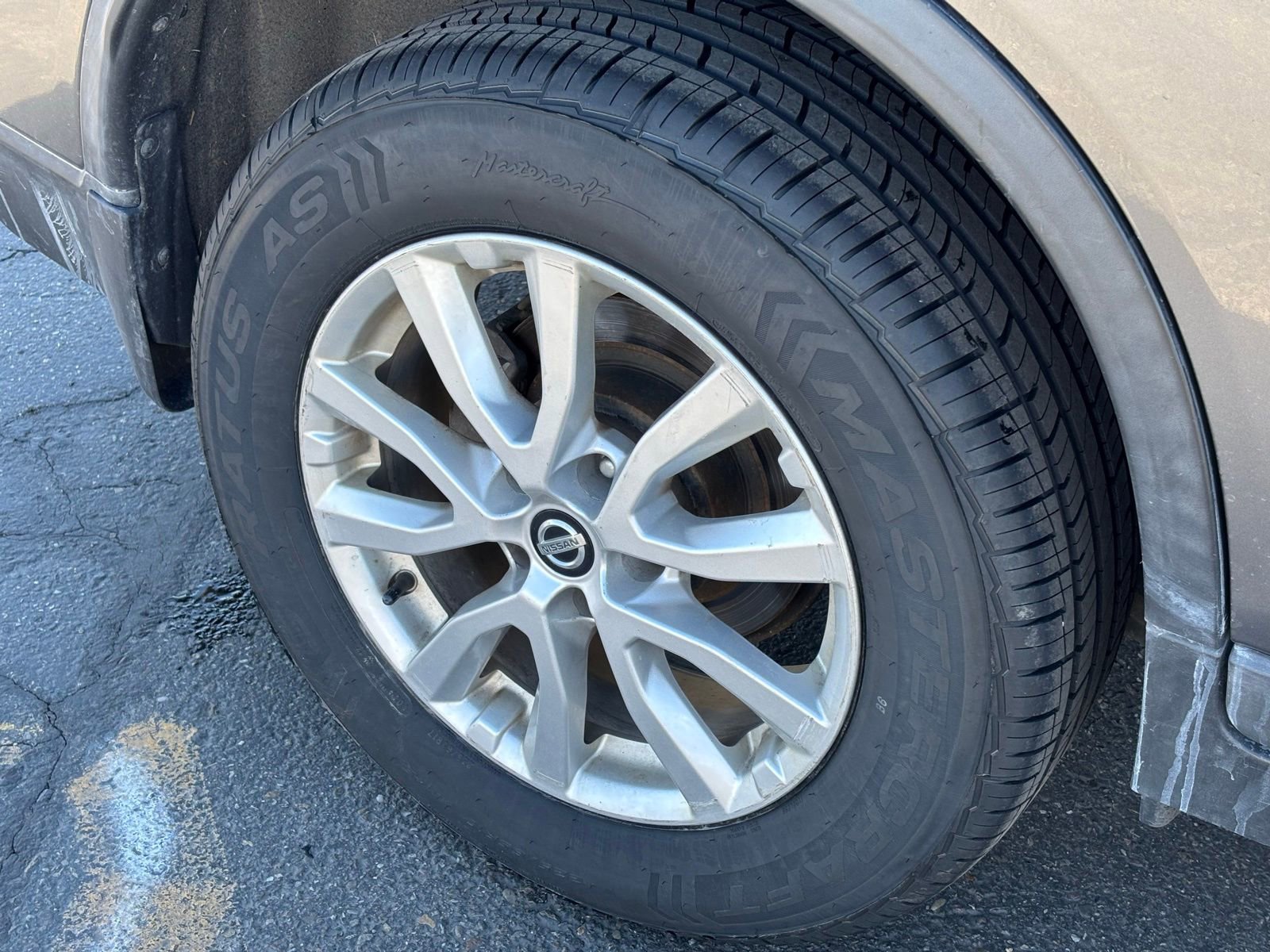 Used 2017 Nissan Rogue SV w/ SV Premium Package image 16