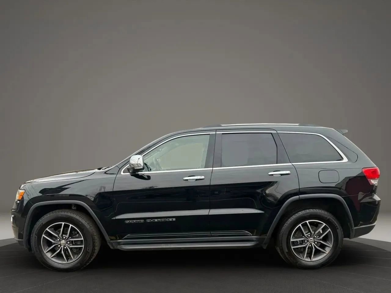 Used 2018 Jeep Grand Cherokee Limited w/ Trailer Tow Group IV image 8