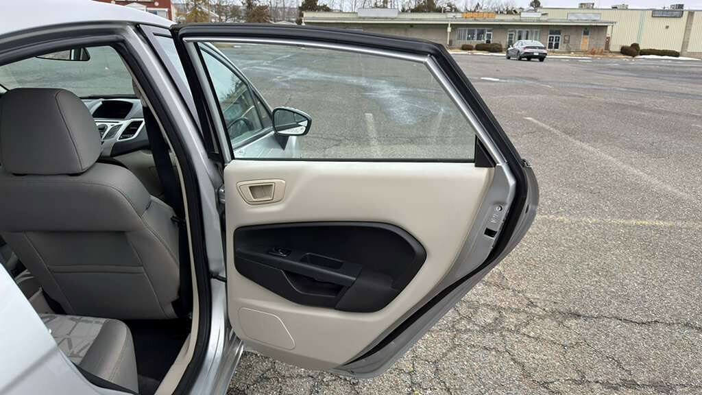 Used 2012 Ford Fiesta SE w/ Winter Pkg FWD image 25