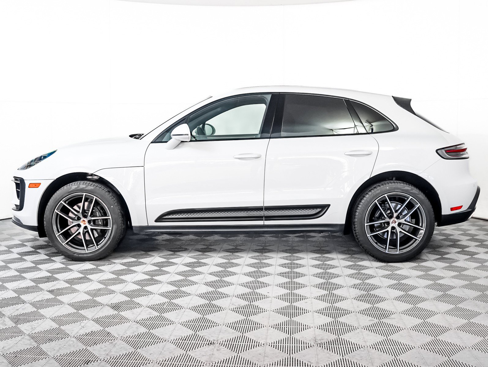 Certified 2024 Porsche Macan image 2