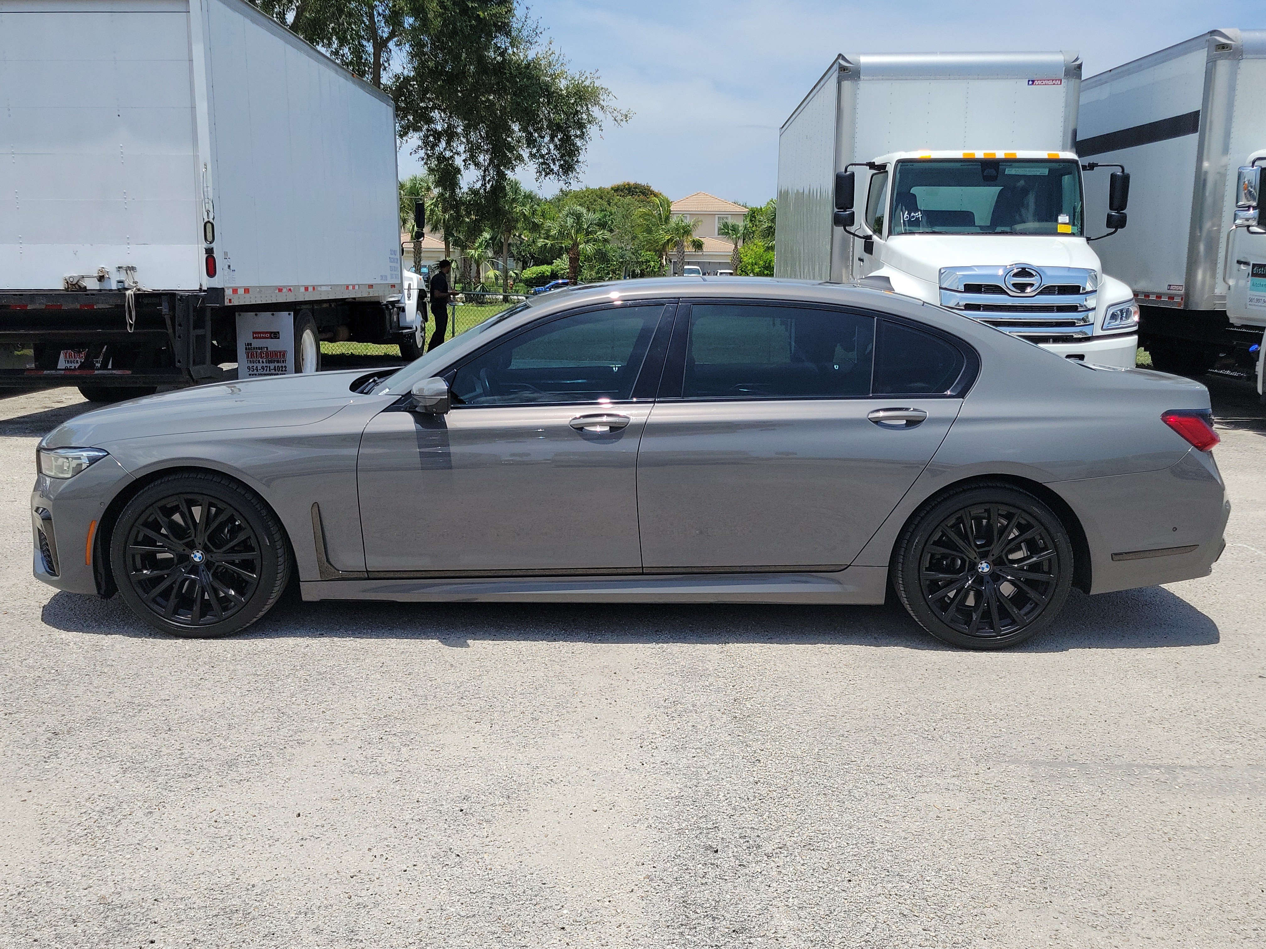 Used 2022 BMW 740i w/ M Sport Package RWD image 6