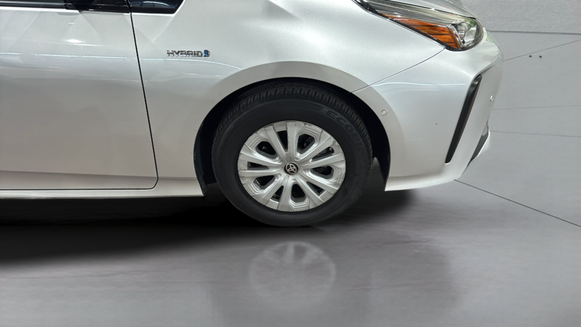 Used 2019 Toyota Prius LE w/ Preferred Accessory Package FWD image 34