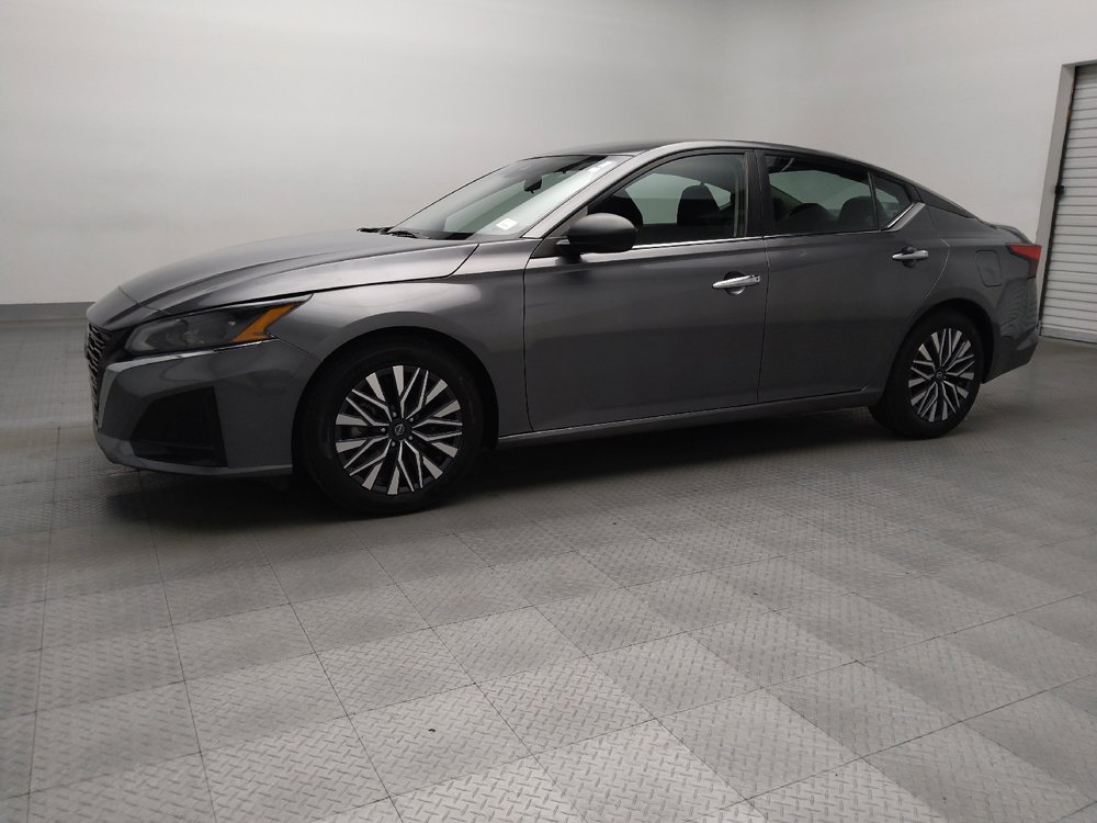 Used 2024 Nissan Altima 2.5 SV image 2