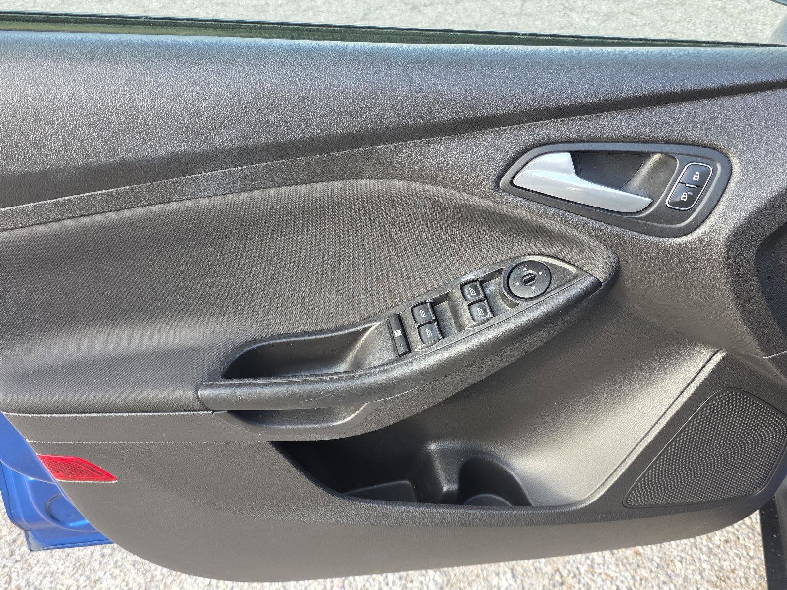 Used 2018 Ford Focus SE w/ Cold Weather Package FWD image 30