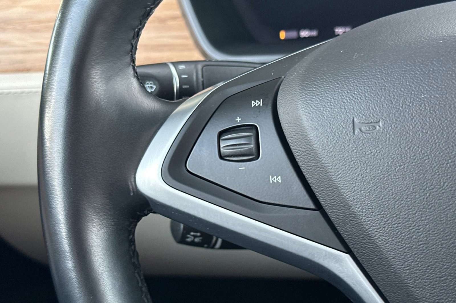 Used 2019 Tesla Model X Standard Range image 28