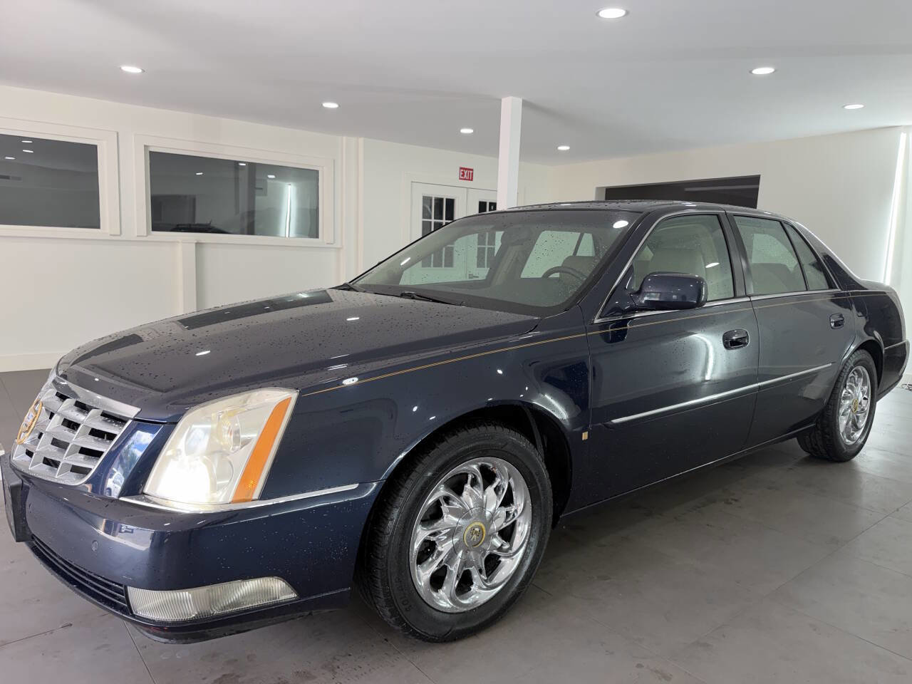 Used 2007 Cadillac DTS Luxury I w/ Trunk Convenience Package FWD image 2