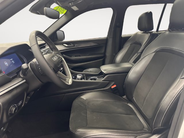 Used 2024 Jeep Grand Cherokee Altitude AWD/4WD image 9