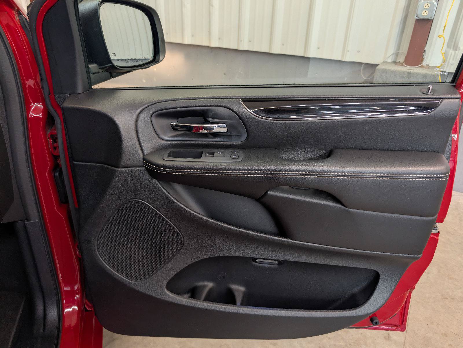 Used 2016 Dodge Grand Caravan SXT FWD image 26