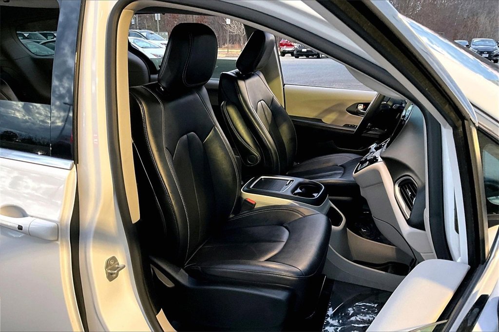 Used 2024 Chrysler Pacifica Touring-L image 6