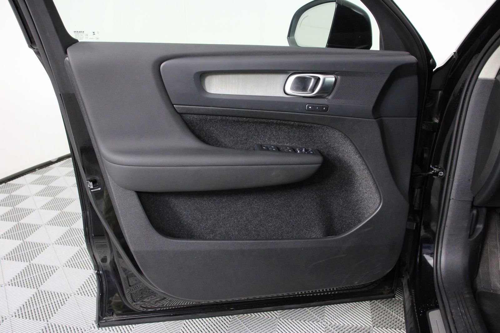 Used 2025 Volvo XC40 B5 Plus image 17