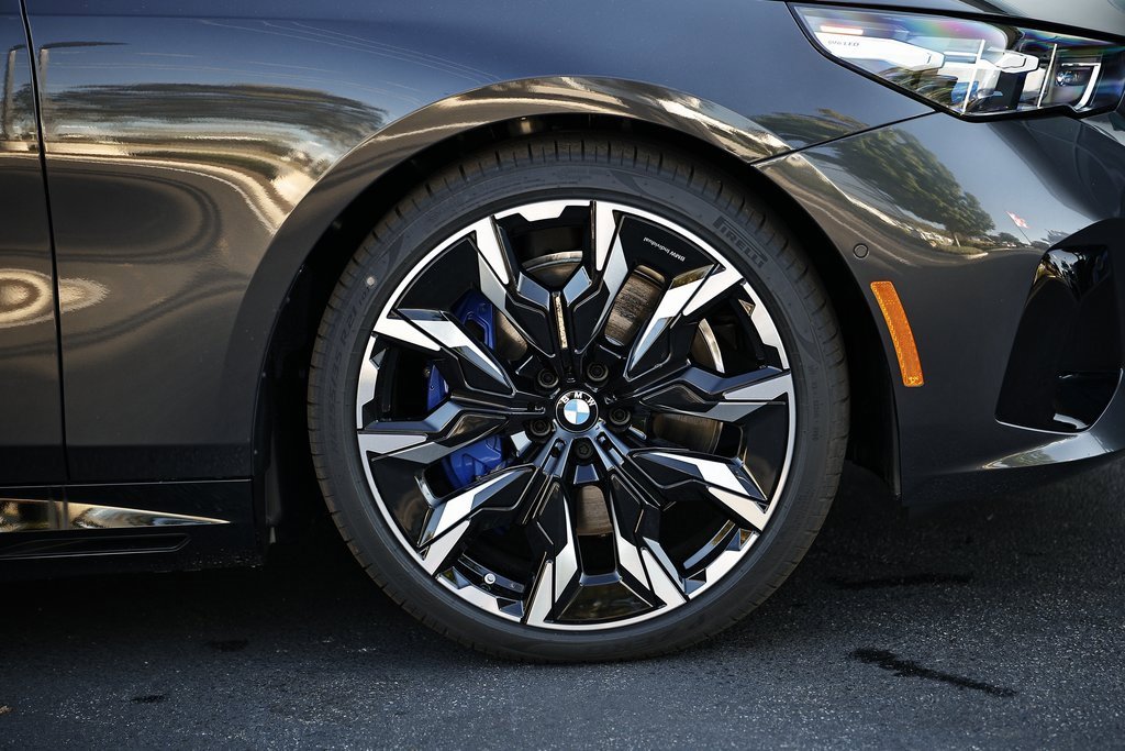 New 2026 BMW 550e xDrive w/ Premium Package image 4