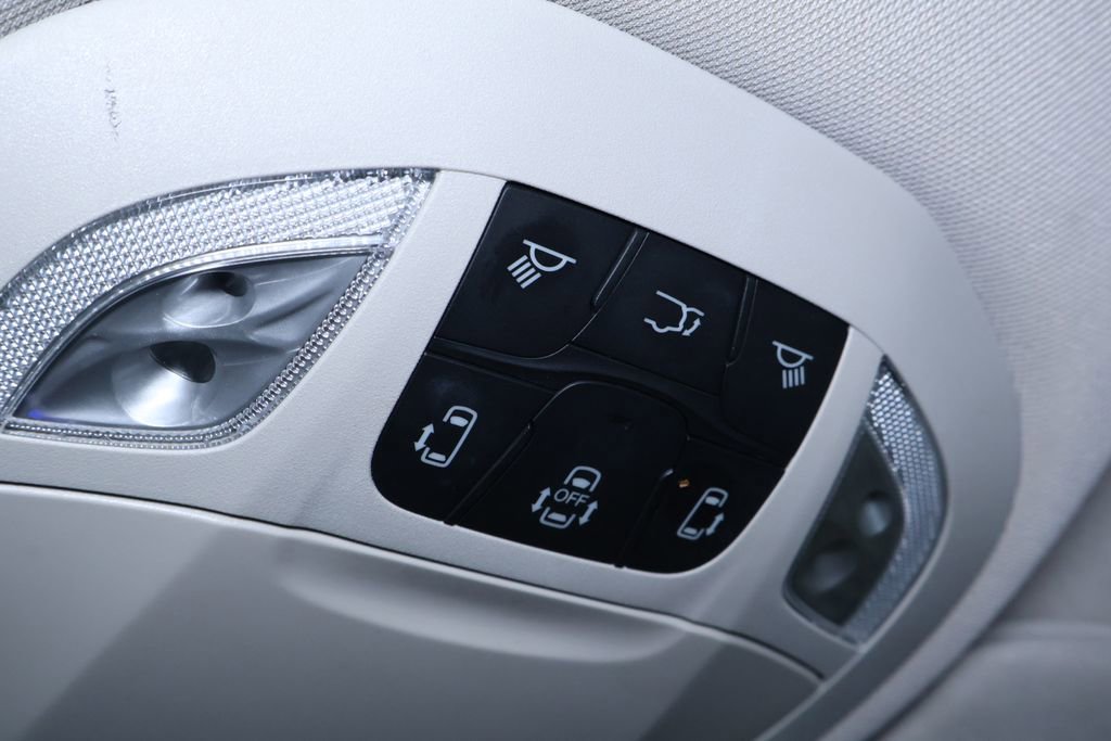 Used 2023 Chrysler Voyager LX image 27