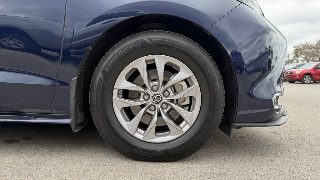 Certified 2022 Toyota Sienna XLE image 6