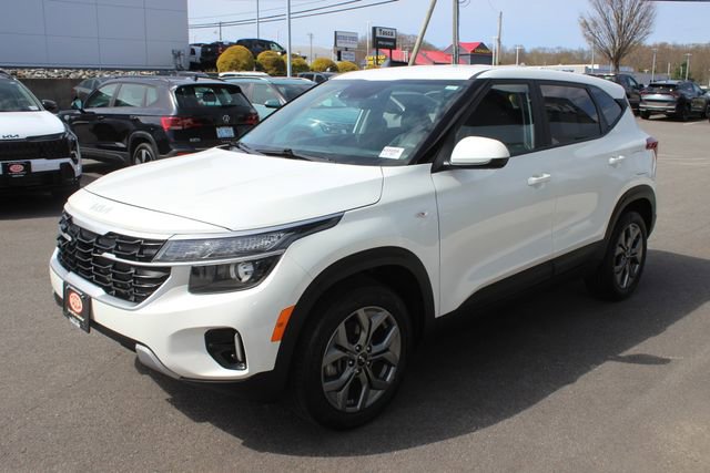 Used 2024 Kia Seltos LX AWD/4WD image 2