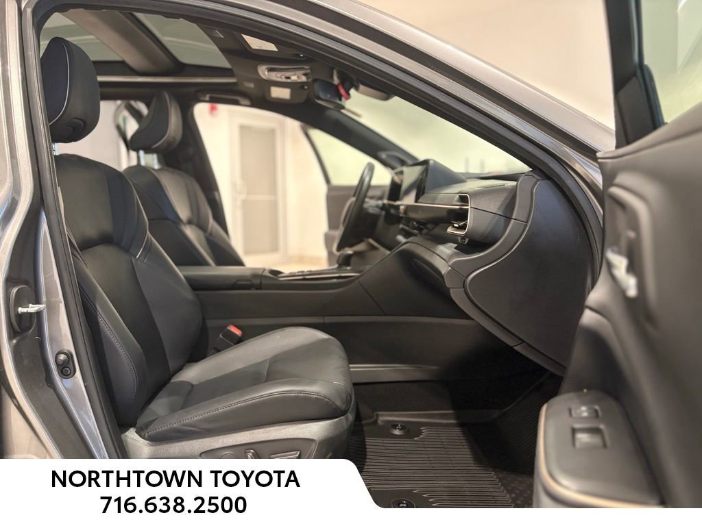 Used 2023 Toyota Crown Limited image 24