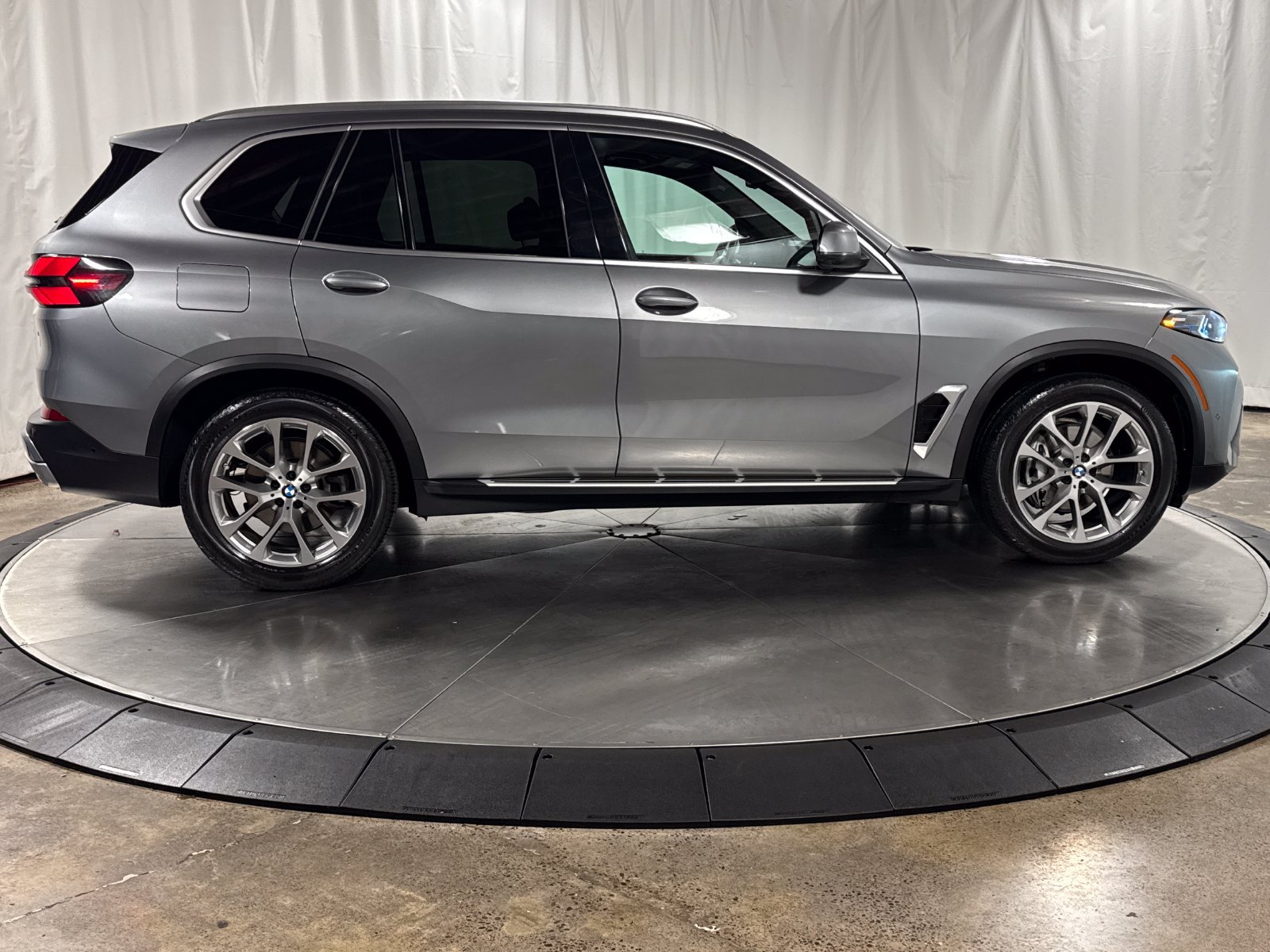 Used 2024 BMW X5 xDrive40i w/ Premium Package AWD/4WD image 6