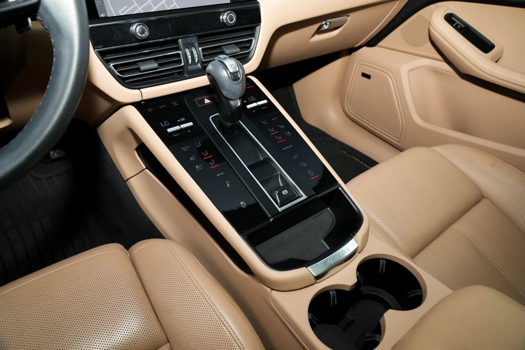 Certified 2024 Porsche Macan AWD/4WD image 24