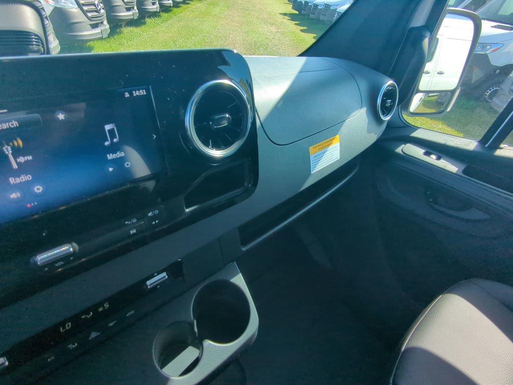 Used 2025 Mercedes-Benz Sprinter 2500 image 4
