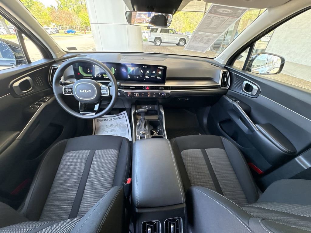 Used 2025 Kia Sorento LX image 19