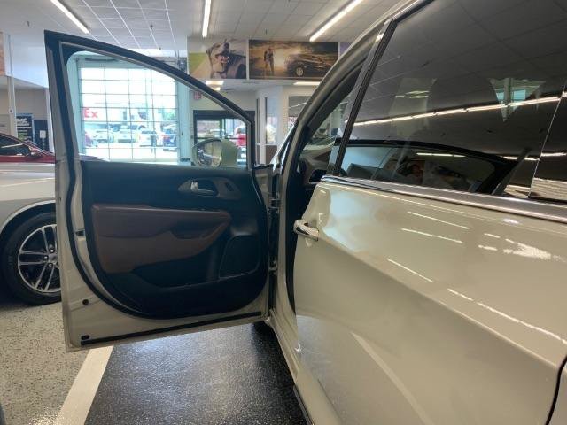 Used 2019 Chrysler Pacifica Limited w/ Tire & Wheel Group FWD image 33
