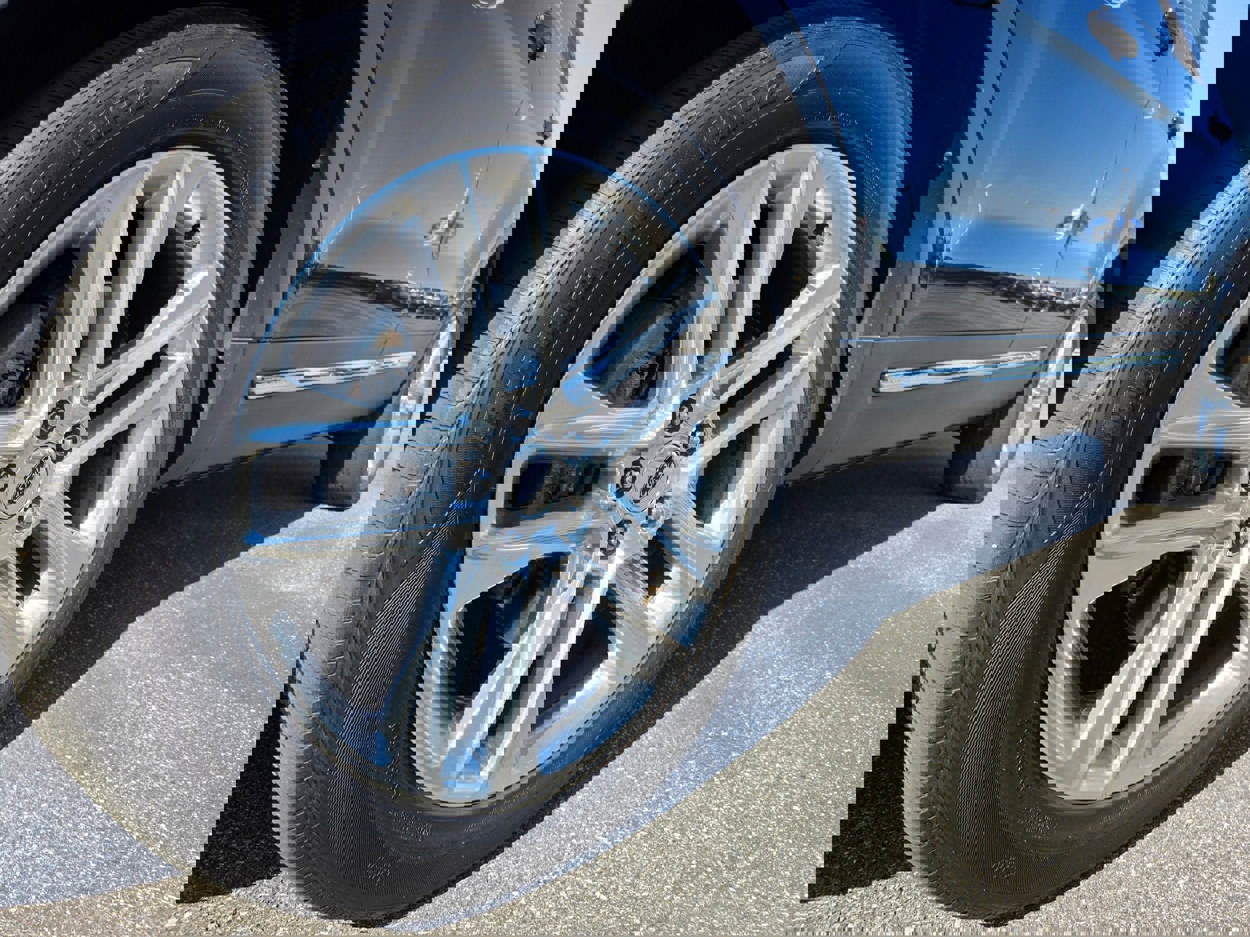 Used 2017 Ford Explorer XLT w/ Equipment Group 202A AWD/4WD image 22