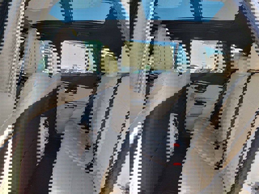 Used 2025 Mercedes-Benz GLC 300 4MATIC image 13