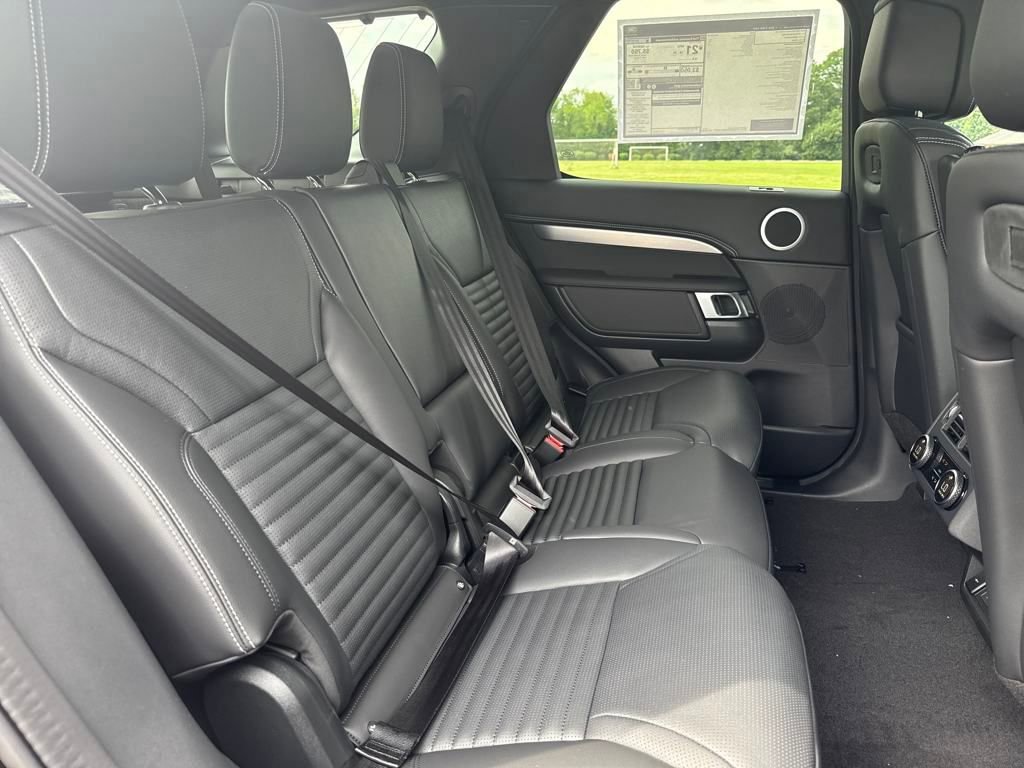 New 2025 Land Rover Discovery Dynamic SE image 18