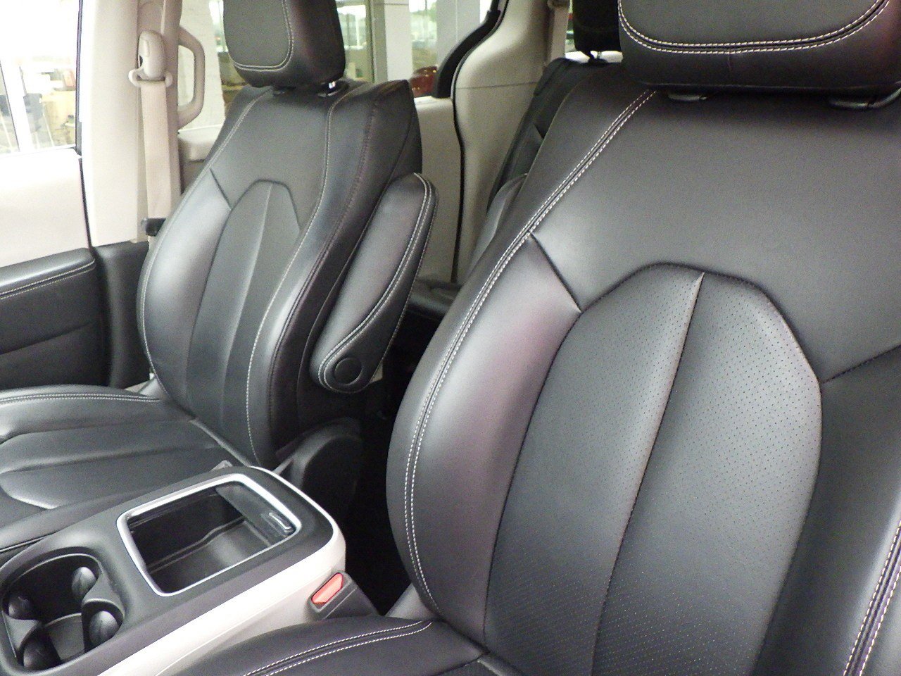 Used 2023 Chrysler Pacifica Touring-L image 3