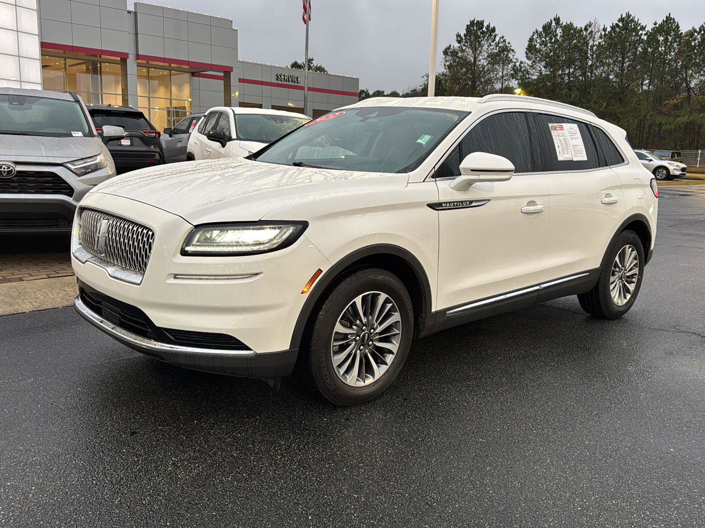 Used 2022 Lincoln Nautilus FWD w/ Premium Package image 2