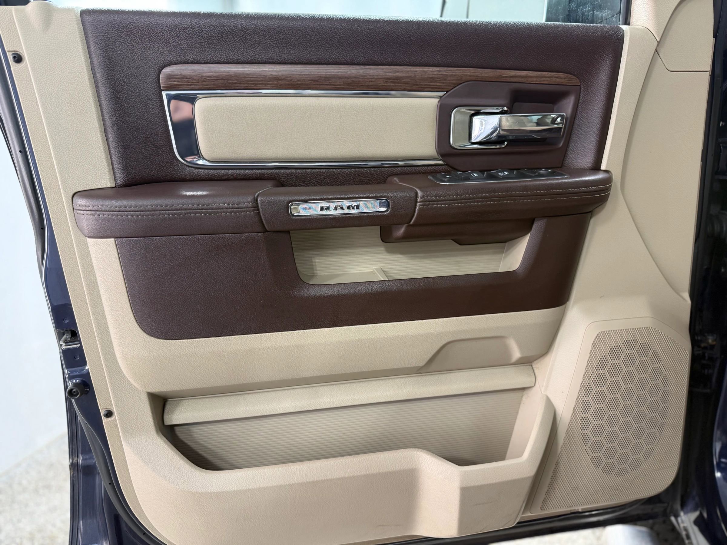 Used 2016 RAM 1500 Laramie image 9