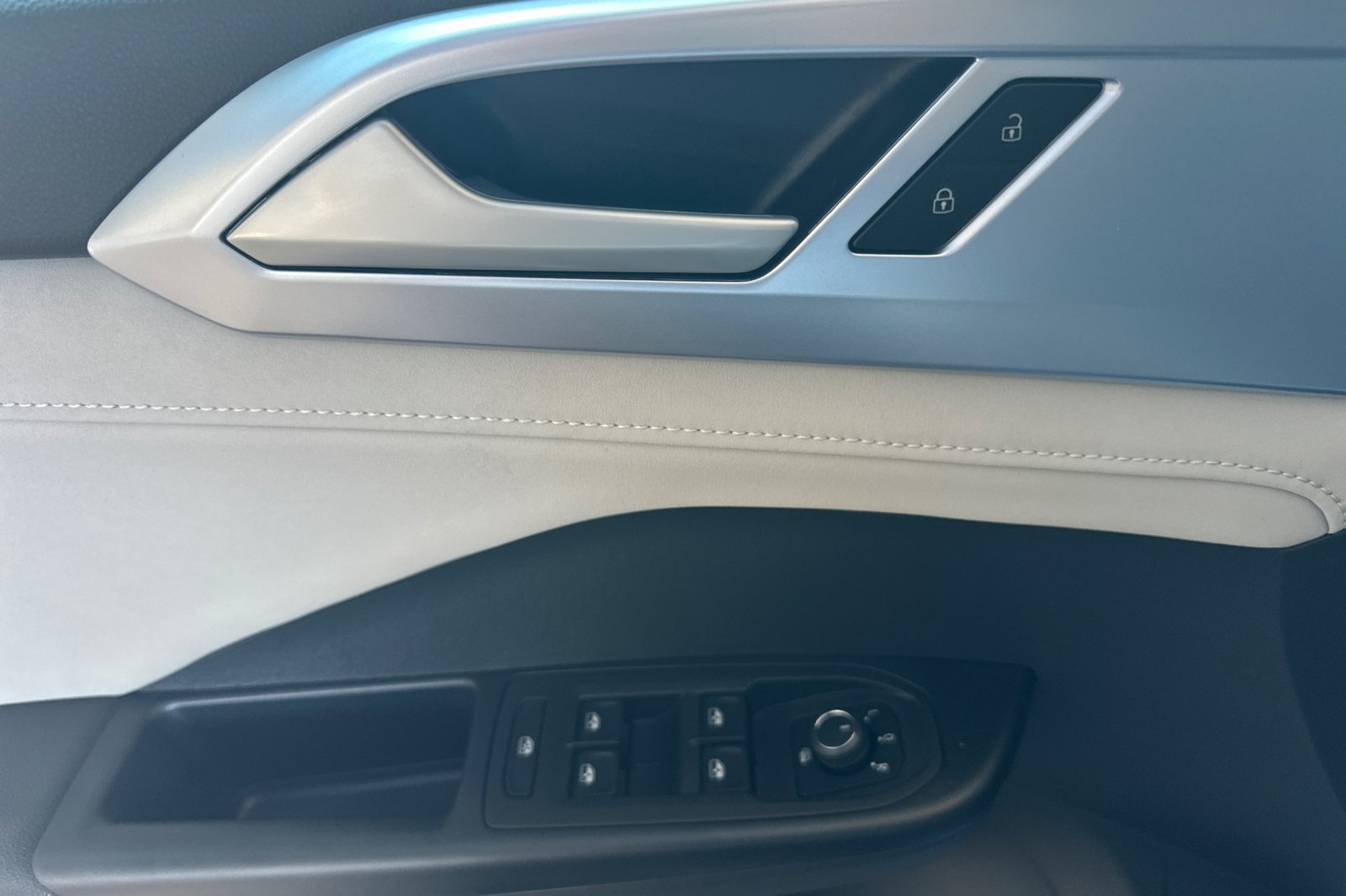 New 2026 Volkswagen Taos SE FWD image 9
