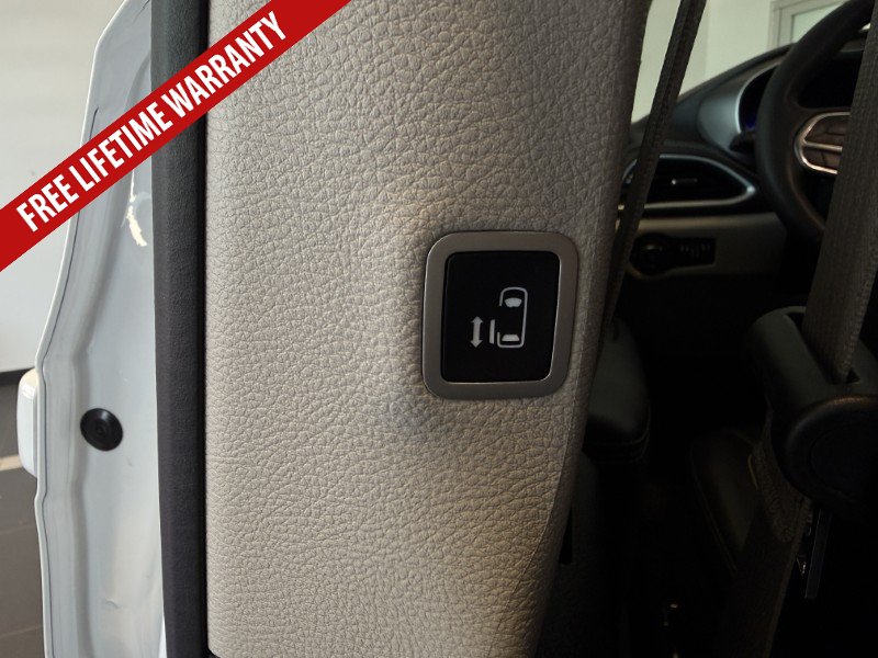 Used 2024 Chrysler Pacifica Limited FWD image 43