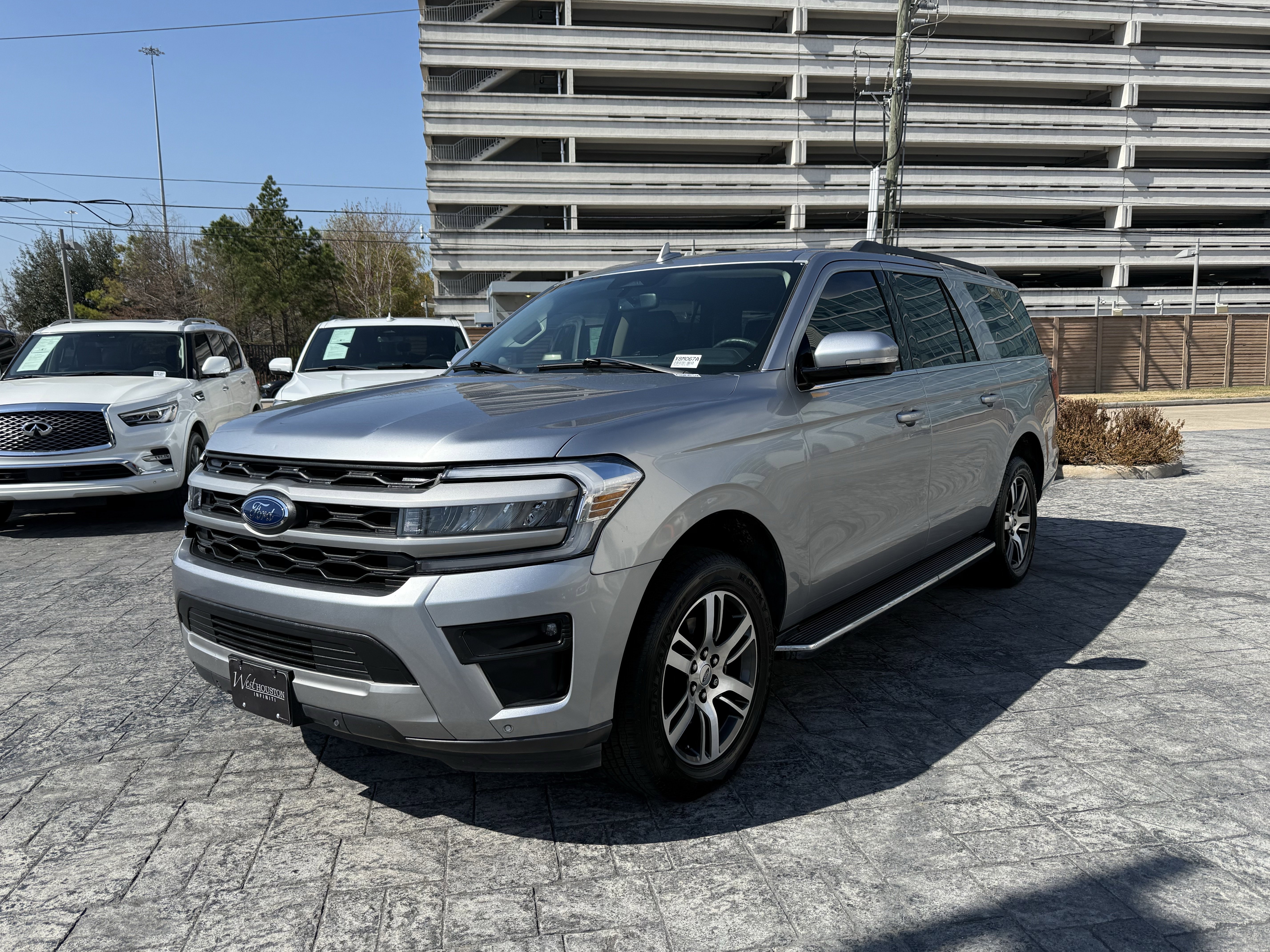 Used 2022 Ford Expedition Max XLT image 3