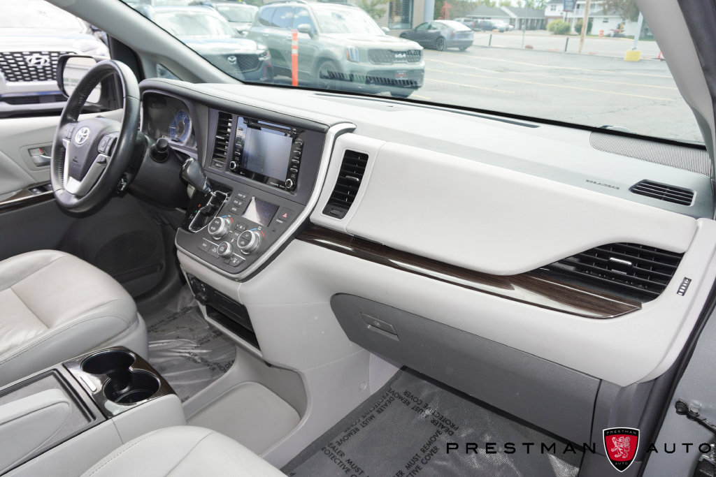 Used 2020 Toyota Sienna XLE w/ XLE Navigation Package FWD image 44