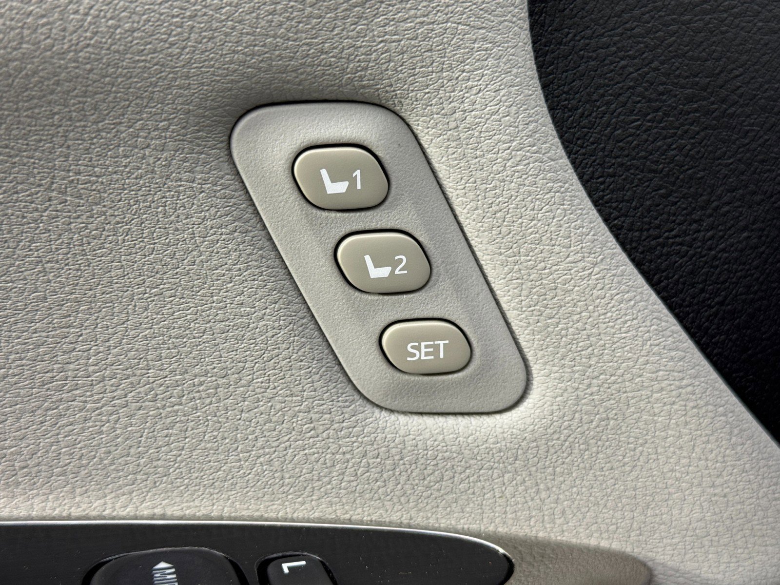 Used 2016 Toyota Avalon Limited w/ Toyota Safety Sense Package image 17