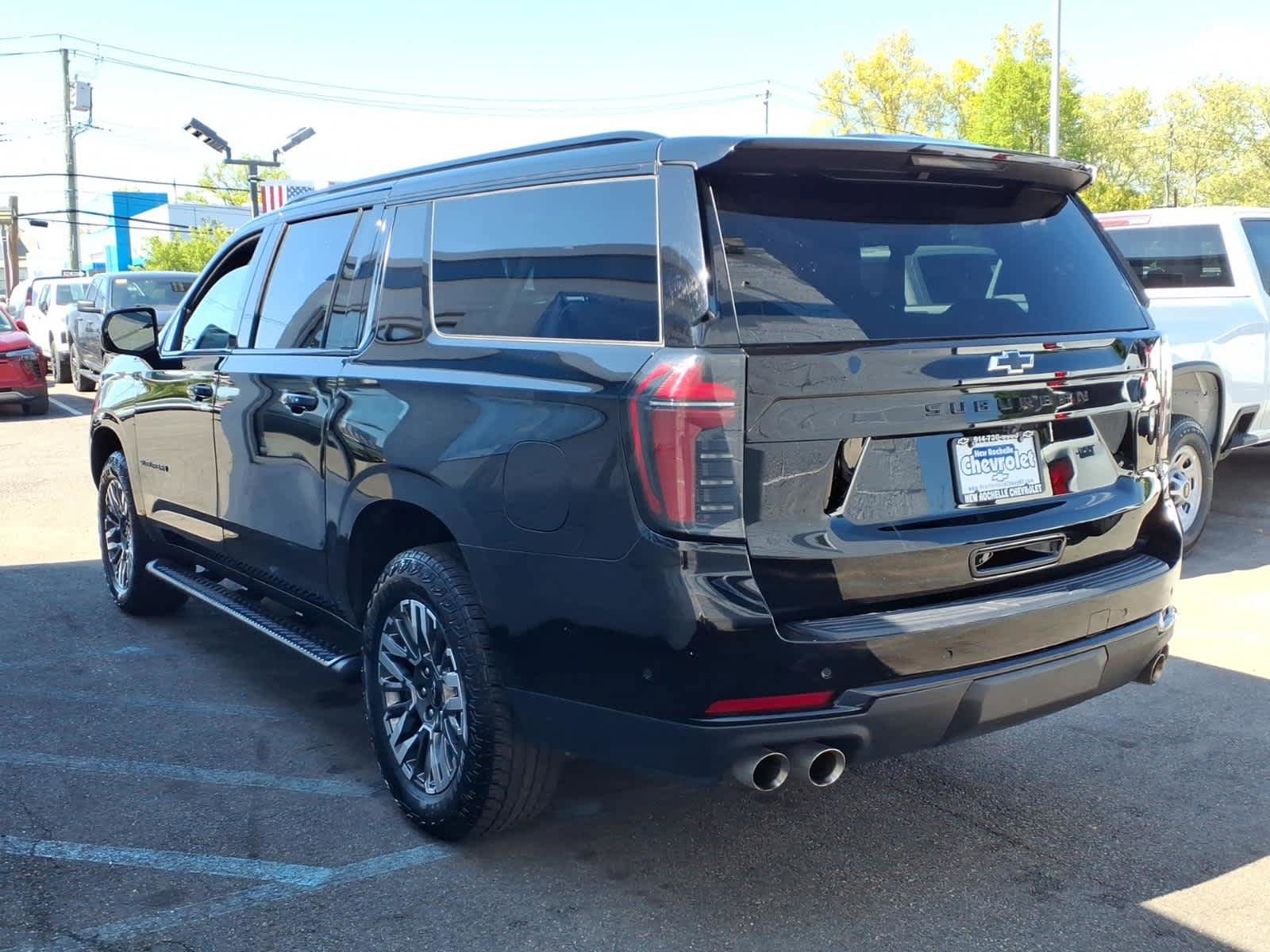 Used 2025 Chevrolet Suburban Z71 AWD/4WD image 4