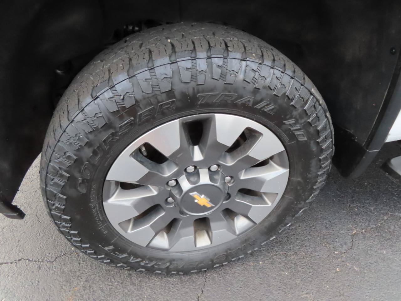 Used 2024 Chevrolet Silverado 2500 LT AWD/4WD image 11