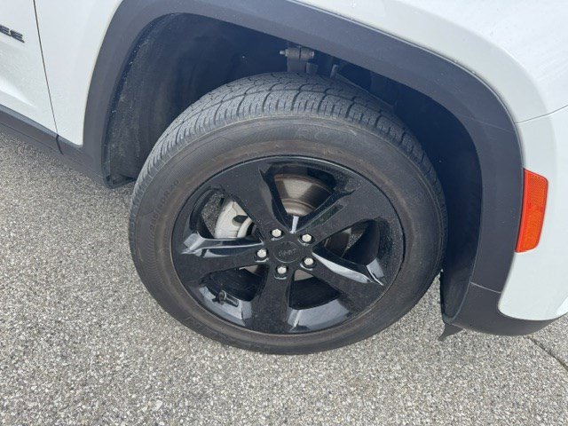 Used 2023 Jeep Grand Cherokee Altitude AWD/4WD image 39