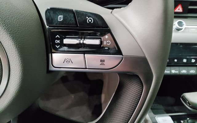 Used 2023 Hyundai Elantra SEL w/ Convenience Package FWD image 25