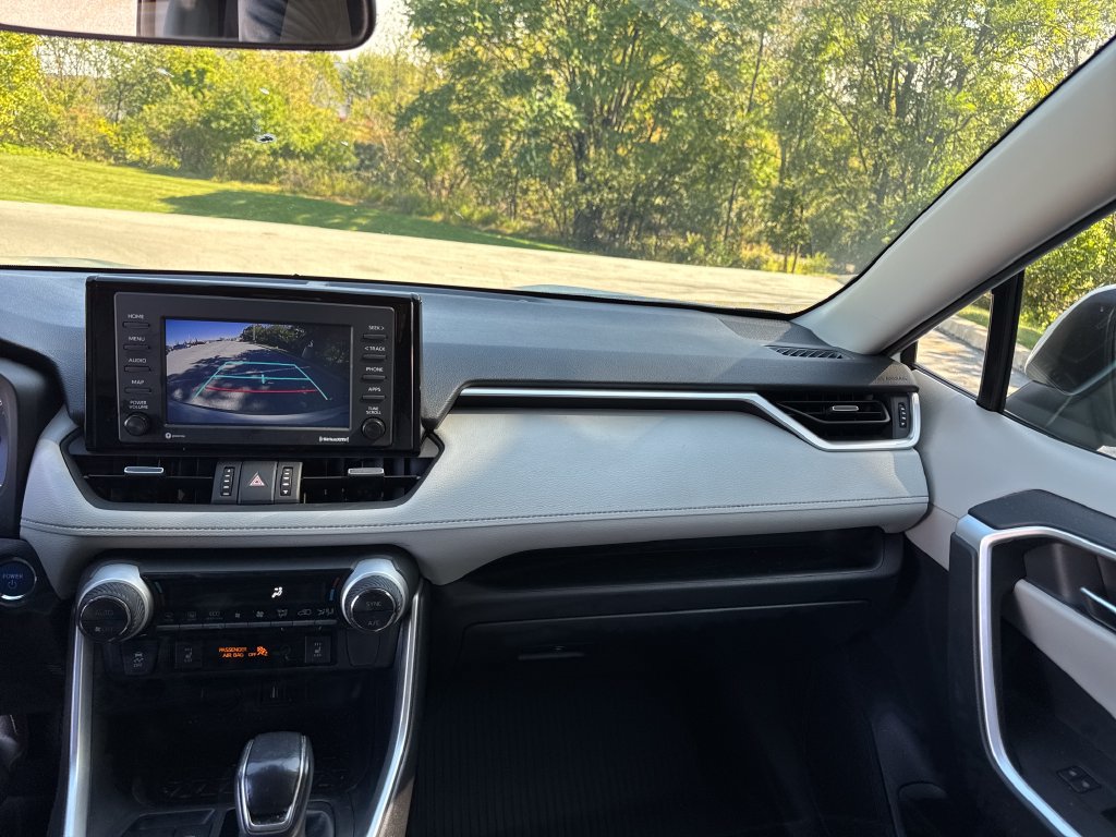Used 2022 Toyota RAV4 XLE Premium AWD/4WD image 32