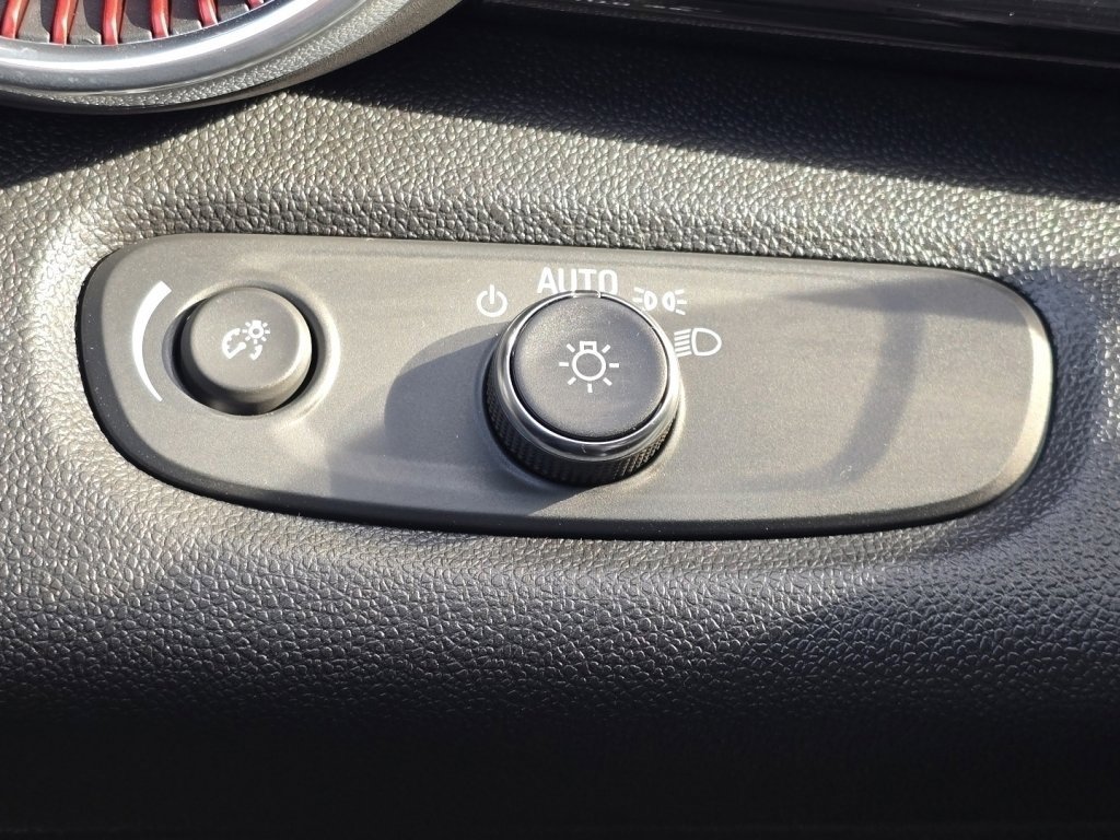 Certified 2025 Chevrolet Trax RS w/ Driver Confidence Package image 28