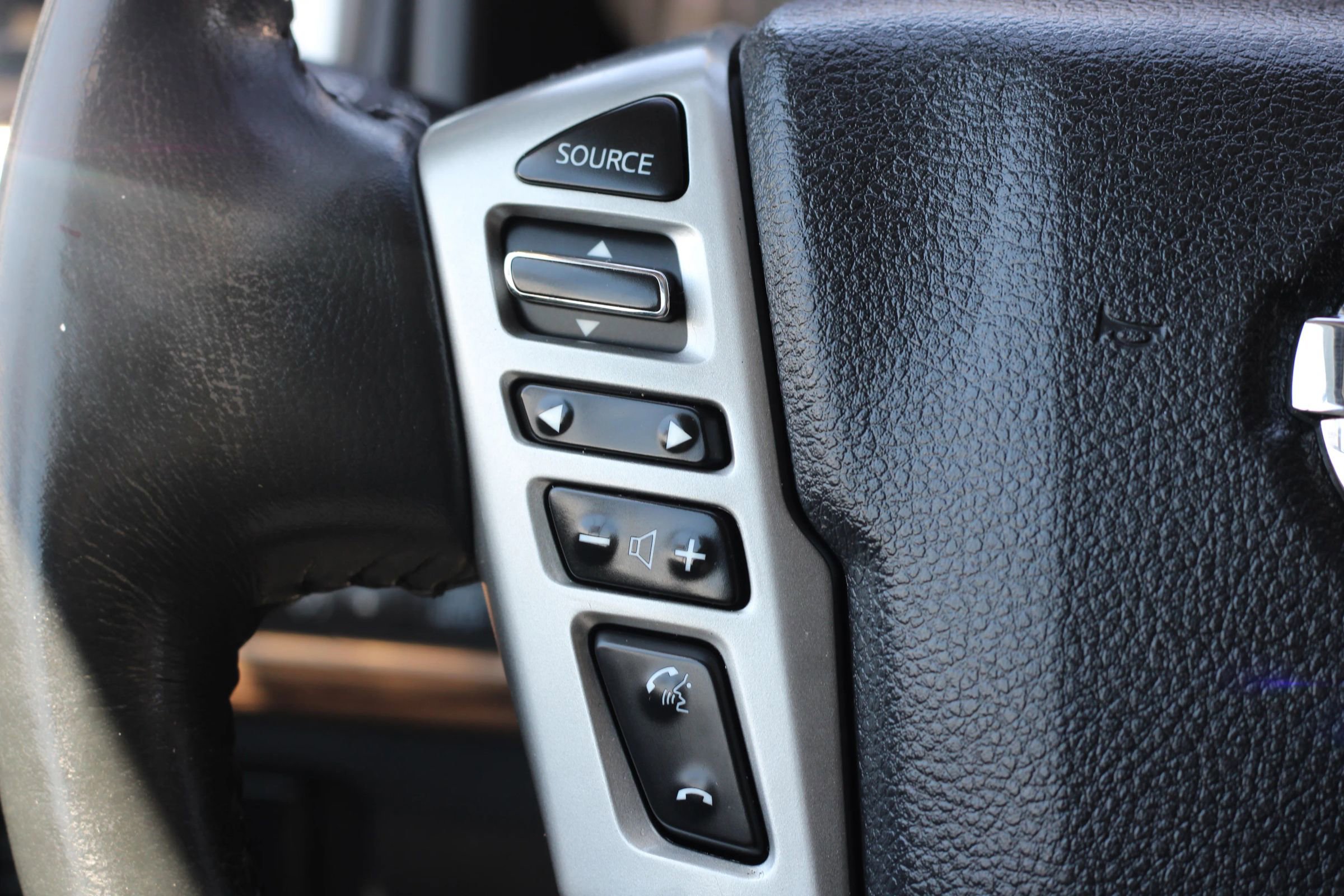 Used 2016 Nissan Titan SL AWD/4WD image 15
