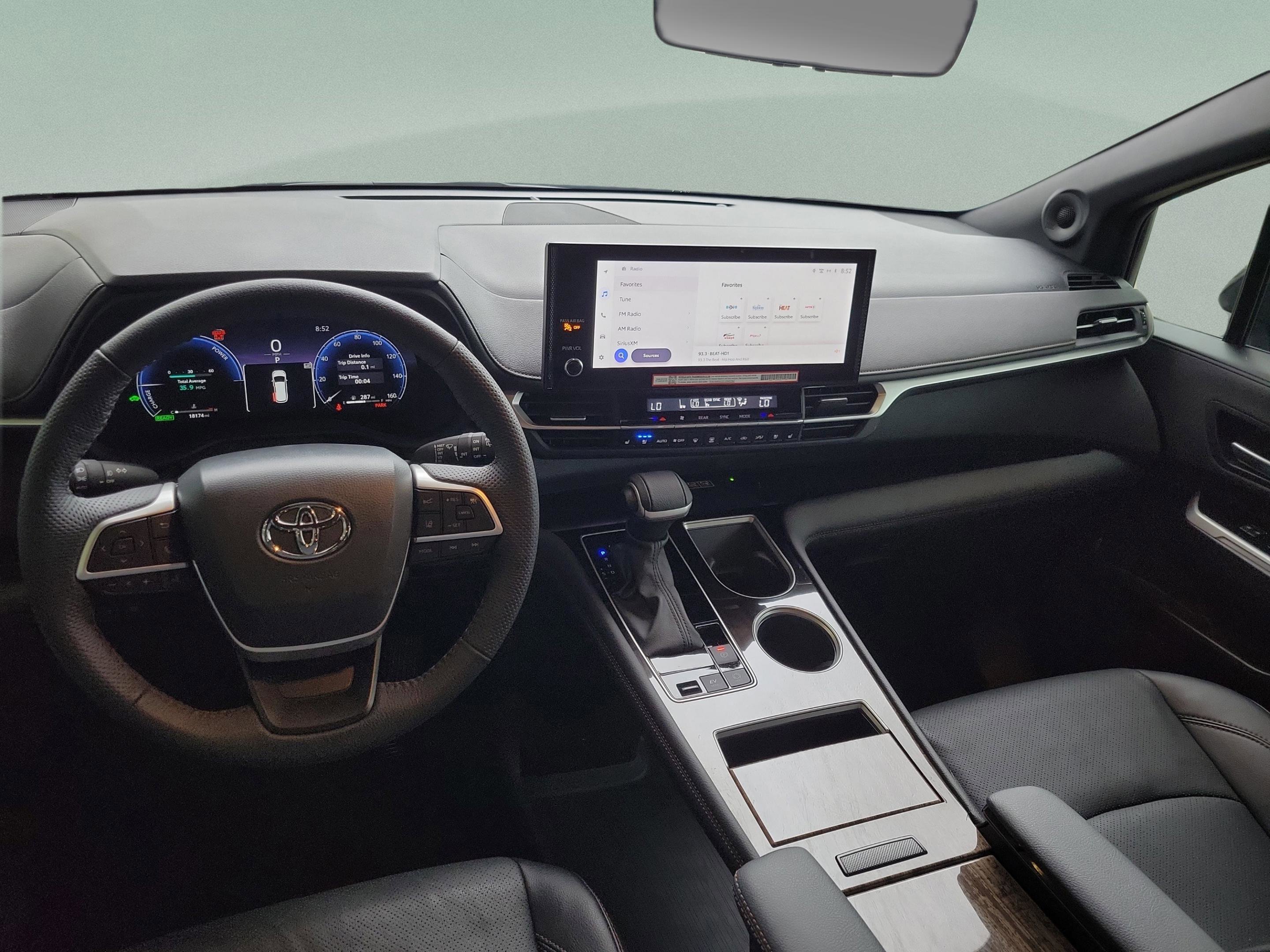 Used 2025 Toyota Sienna Limited image 20
